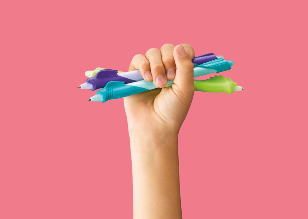 main qui tient des stylos effaçables kidy learn magic