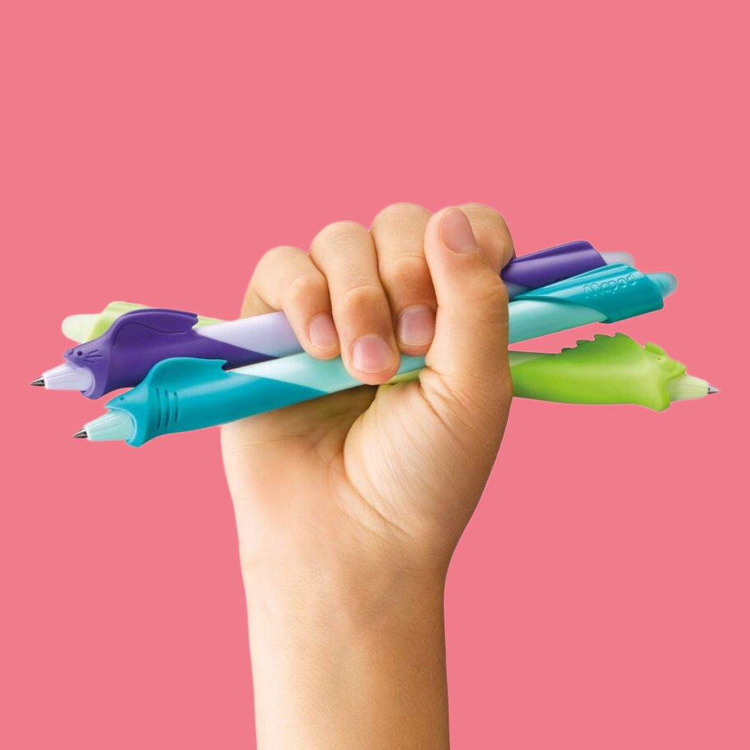 main qui tient des stylos